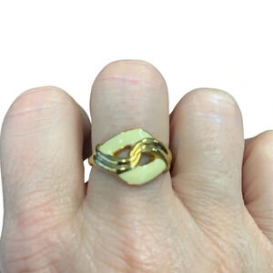 Avon Key Biscayne  Gold tone and ivory size 9 Ring NIB vintage 1989